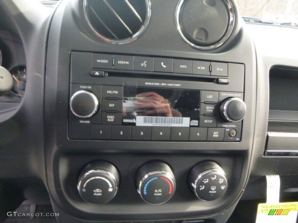 2015 Patriot Latitude 4x4 - Bright White / Dark Slate Gray/Light Pebble Beige photo #18