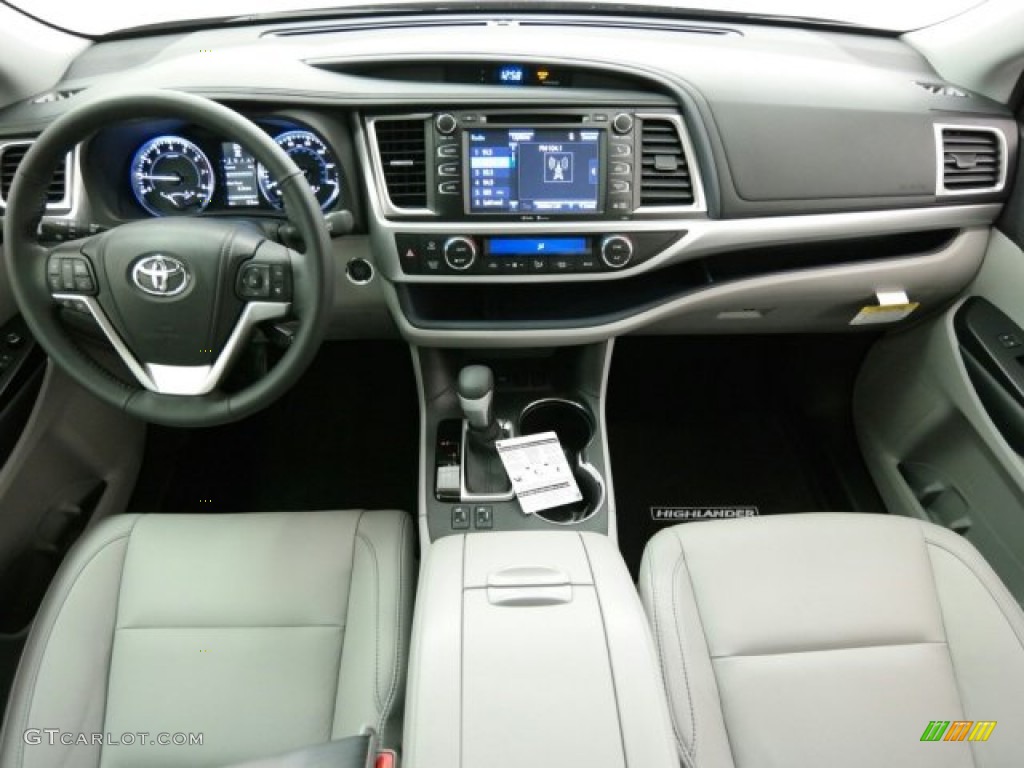 2015 Toyota Highlander XLE Dashboard Photos