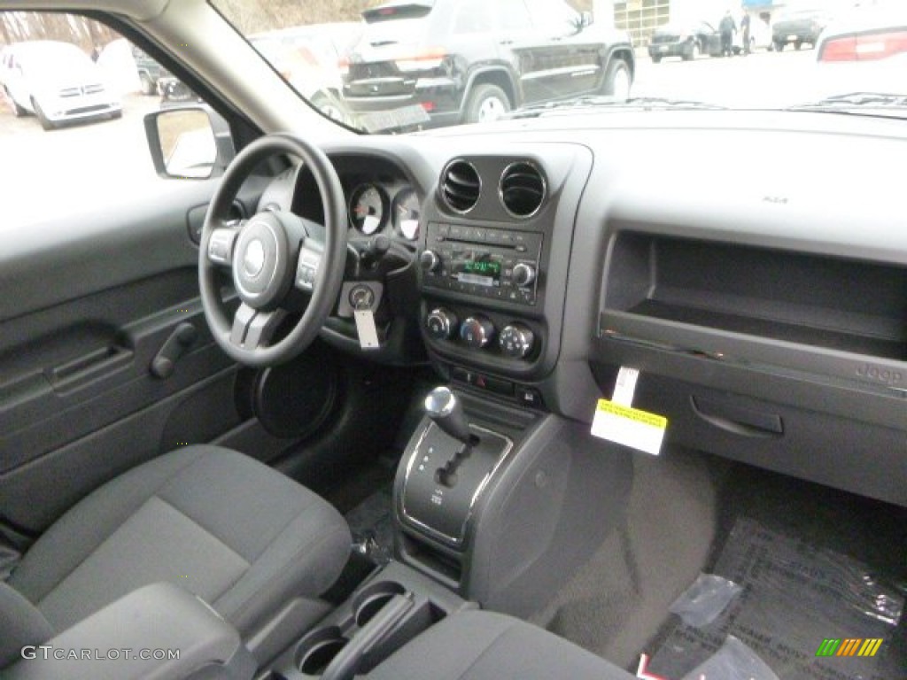 2015 Patriot Sport 4x4 - Bright White / Dark Slate Gray/Light Pebble Beige photo #12