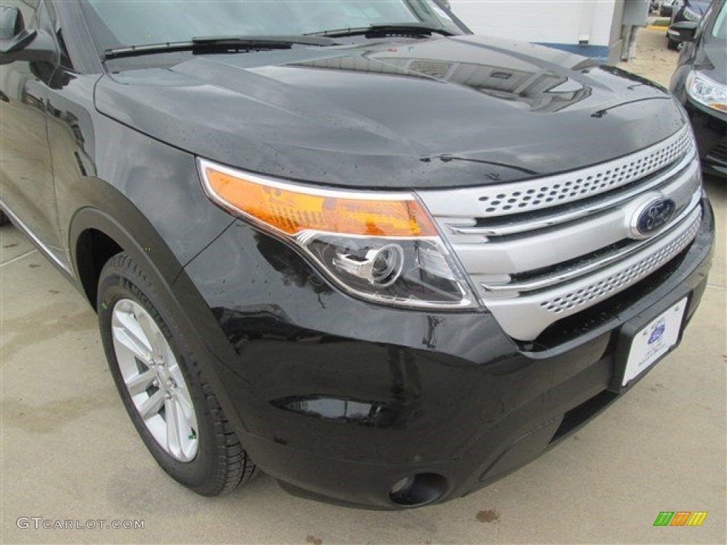 2015 Explorer XLT - Tuxedo Black / Charcoal Black photo #2