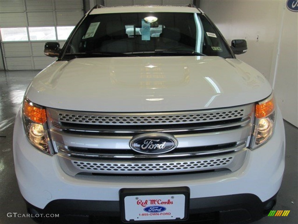 2015 Explorer XLT - Oxford White / Medium Light Stone photo #2