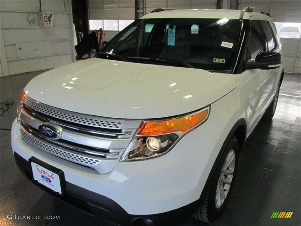 2015 Explorer XLT - Oxford White / Medium Light Stone photo #3