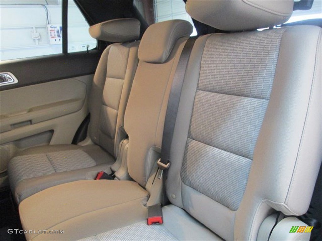 2015 Explorer XLT - Oxford White / Medium Light Stone photo #9