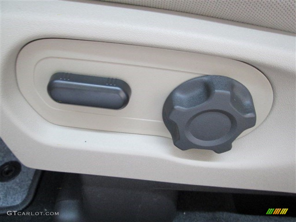 2015 Explorer XLT - Oxford White / Medium Light Stone photo #14