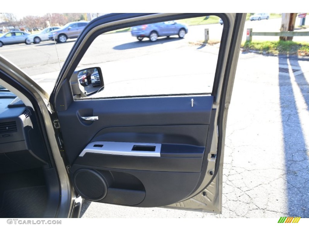 2008 Patriot Sport 4x4 - Light Khaki Metallic / Dark Slate Gray photo #17