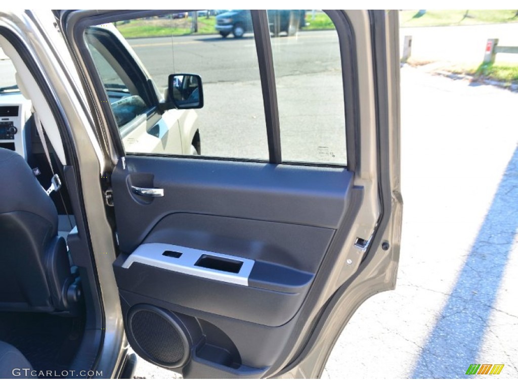 2008 Patriot Sport 4x4 - Light Khaki Metallic / Dark Slate Gray photo #18