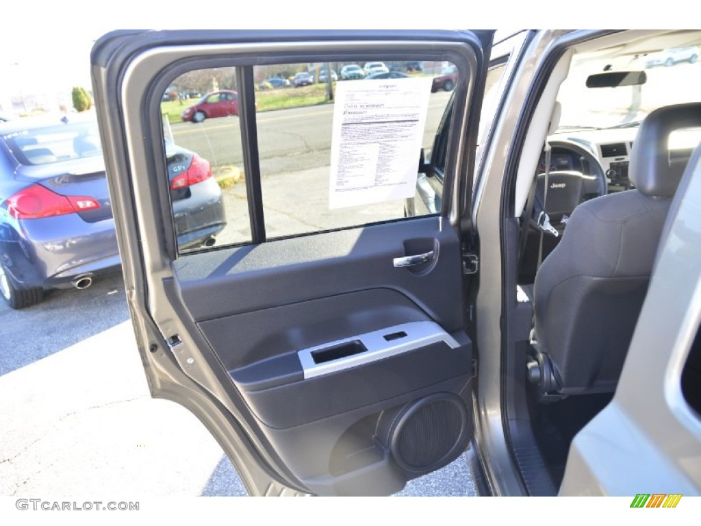 2008 Patriot Sport 4x4 - Light Khaki Metallic / Dark Slate Gray photo #19