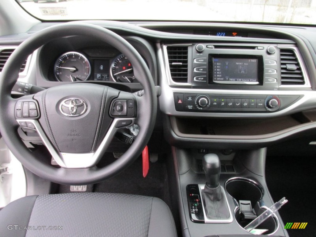 2015 Highlander LE - Blizzard Pearl White / Black photo #24