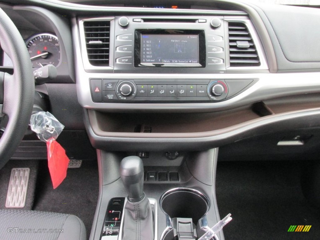 2015 Highlander LE - Blizzard Pearl White / Black photo #25