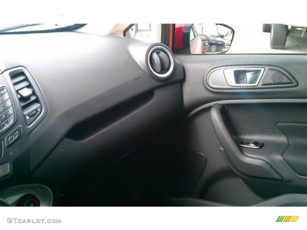 2015 Fiesta SE Sedan - Race Red / Charcoal Black photo #28