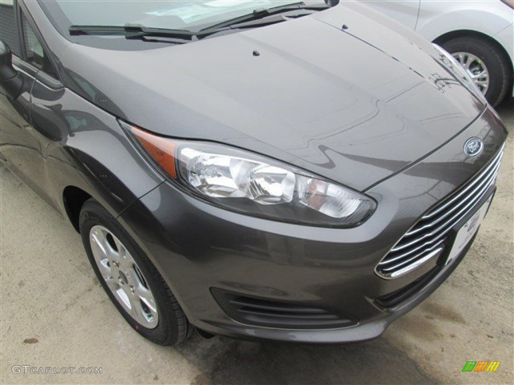 2015 Fiesta SE Sedan - Magnetic Metallic / Charcoal Black photo #2