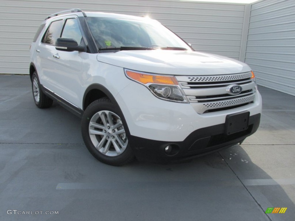 2015 Explorer XLT - Oxford White / Medium Light Stone photo #2