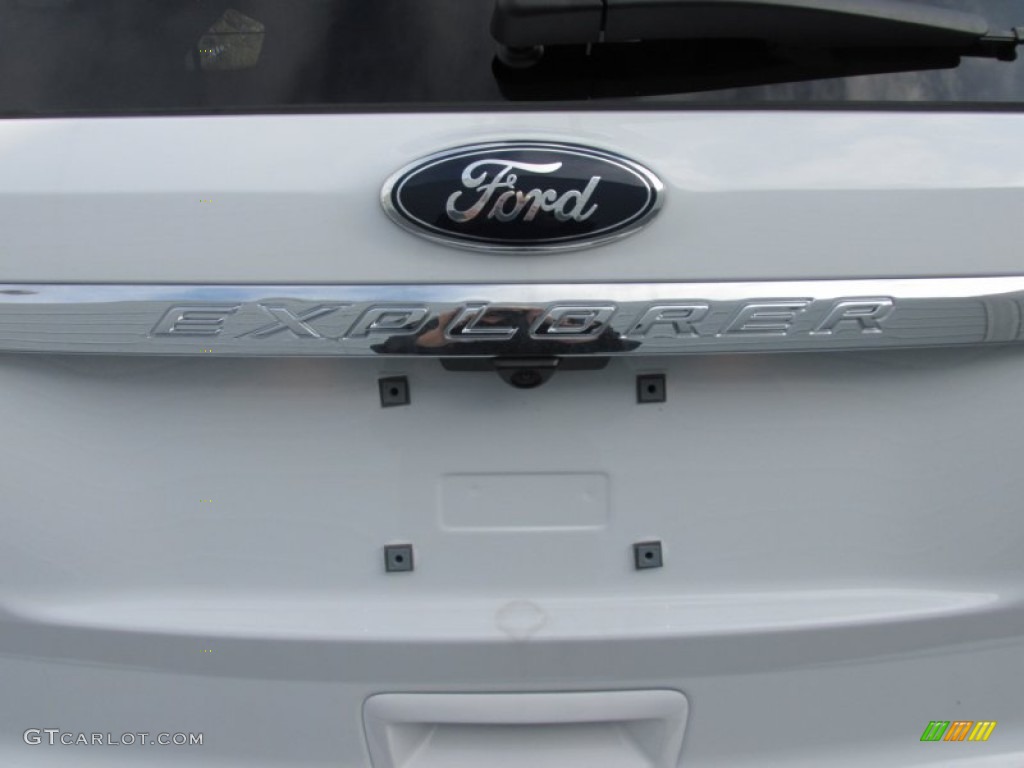 2015 Explorer XLT - Oxford White / Medium Light Stone photo #14