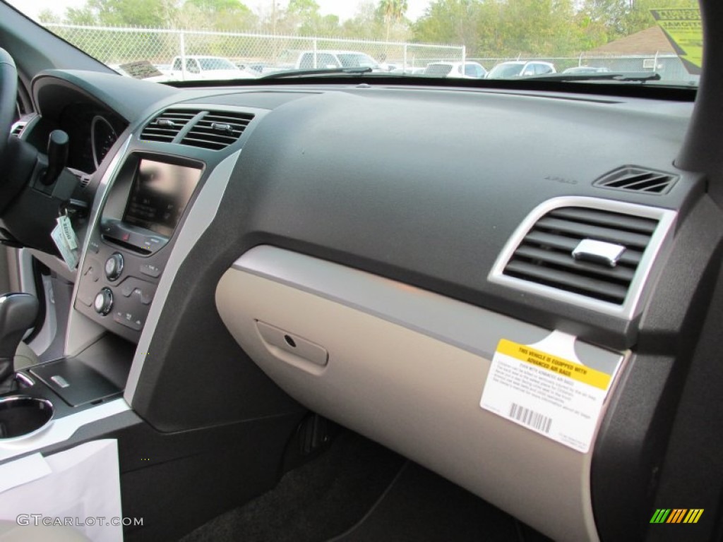 2015 Explorer XLT - Oxford White / Medium Light Stone photo #17