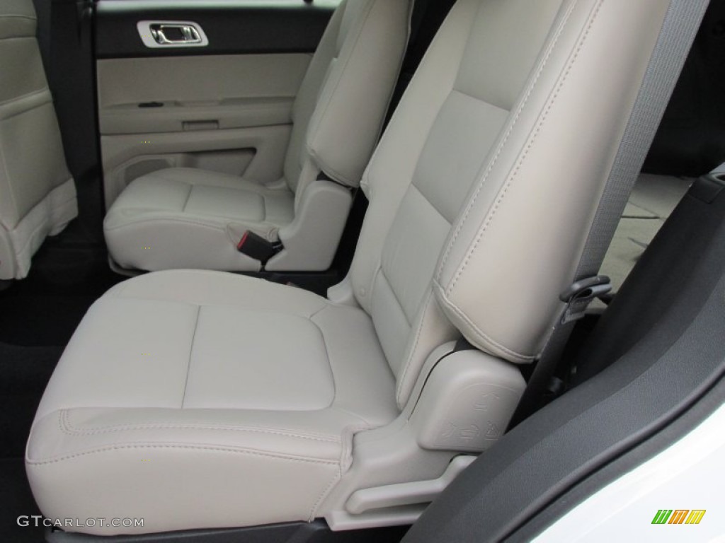 2015 Explorer XLT - Oxford White / Medium Light Stone photo #22