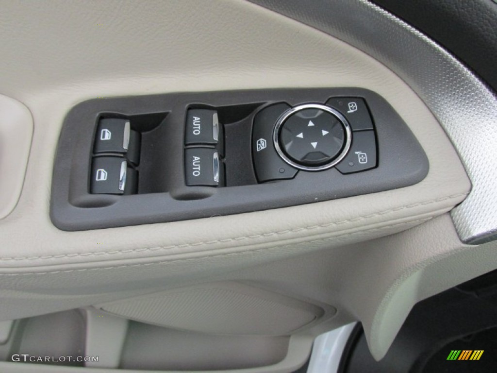 2015 Explorer XLT - Oxford White / Medium Light Stone photo #24