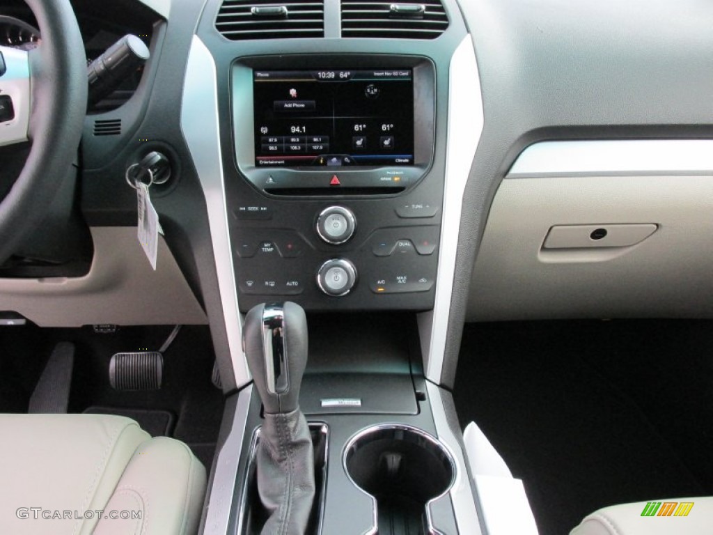 2015 Explorer XLT - Oxford White / Medium Light Stone photo #28