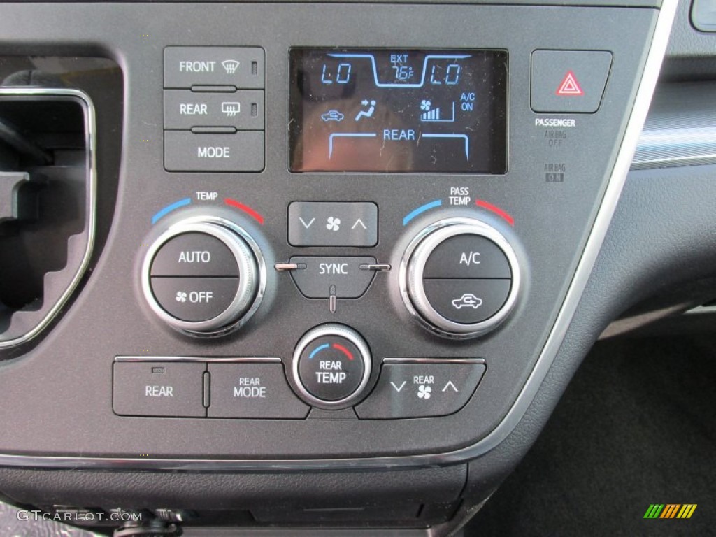 2015 Toyota Sienna SE Controls Photos