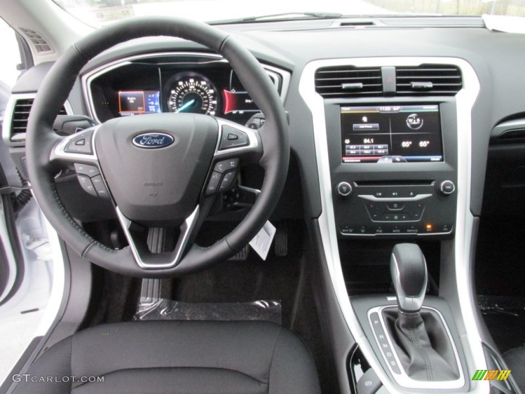 2015 Ford Fusion SE Charcoal Black Dashboard Photo #100168200