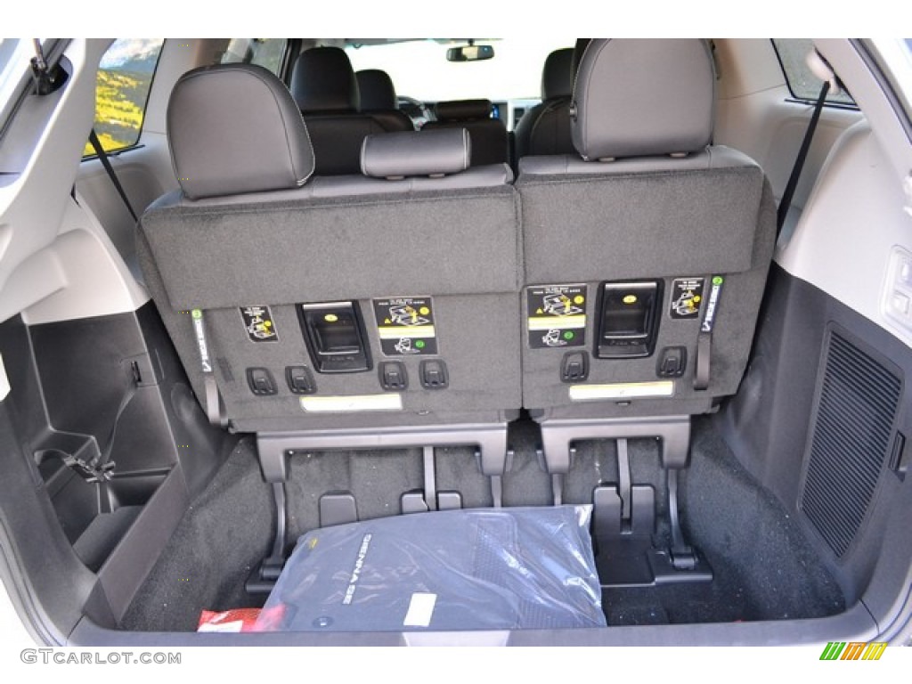 2015 Toyota Sienna SE Trunk Photos