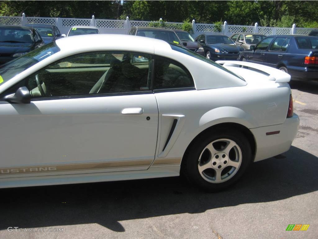 2002 Mustang V6 Coupe - Oxford White / Medium Parchment photo #8