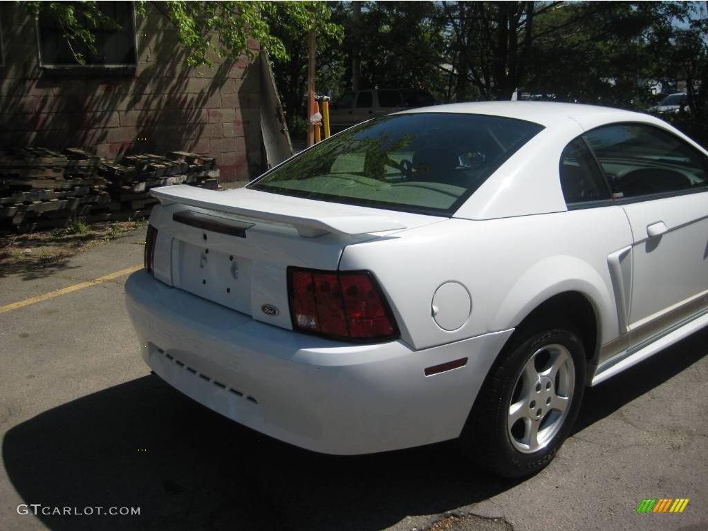 2002 Mustang V6 Coupe - Oxford White / Medium Parchment photo #11