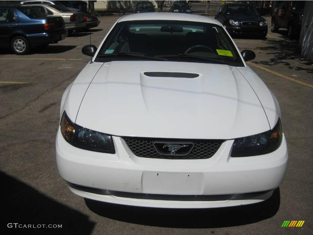 2002 Mustang V6 Coupe - Oxford White / Medium Parchment photo #16