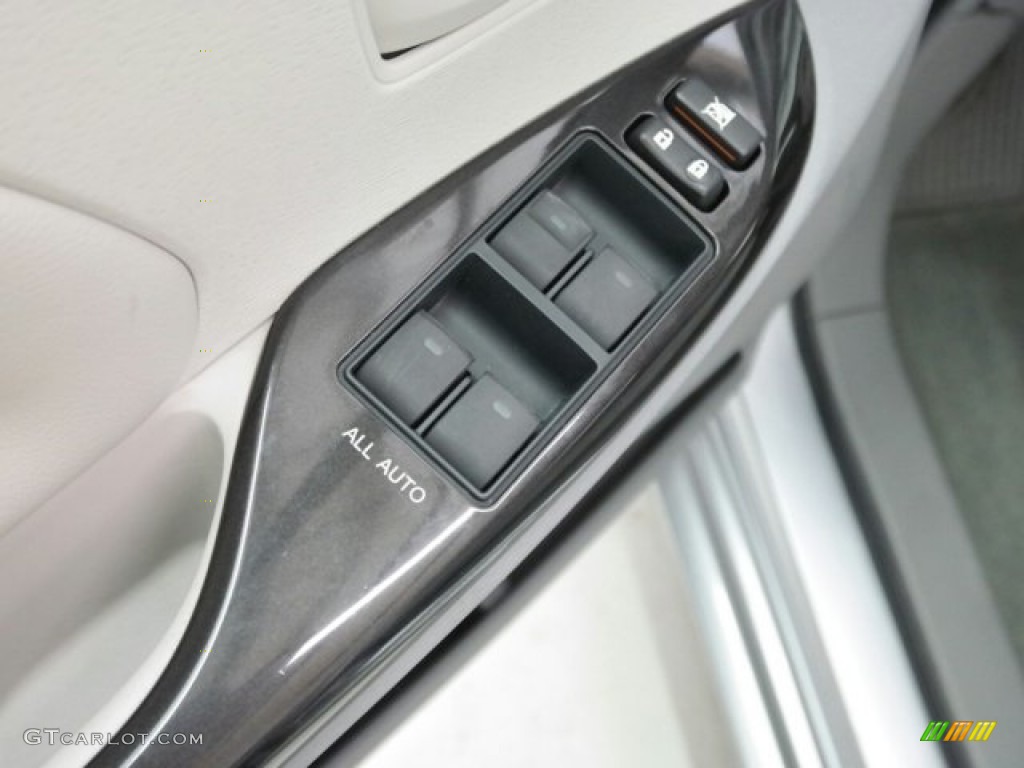 2012 Sienna LE - Silver Sky Metallic / Light Gray photo #13