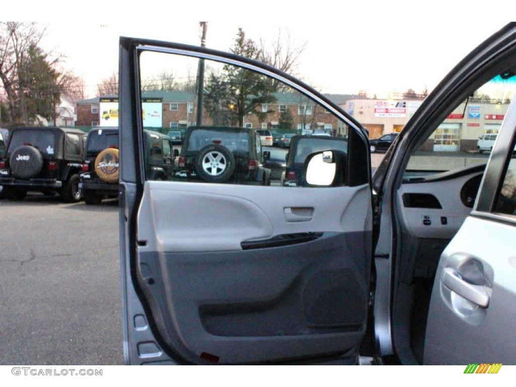 2011 Sienna V6 - Silver Sky Metallic / Light Gray photo #11