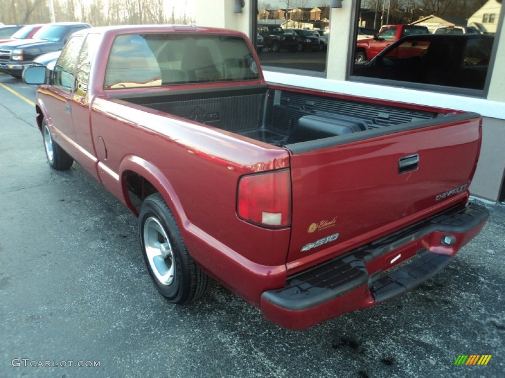 2000 S10 LS Extended Cab - Dark Cherry Red Metallic / Medium Gray photo #2