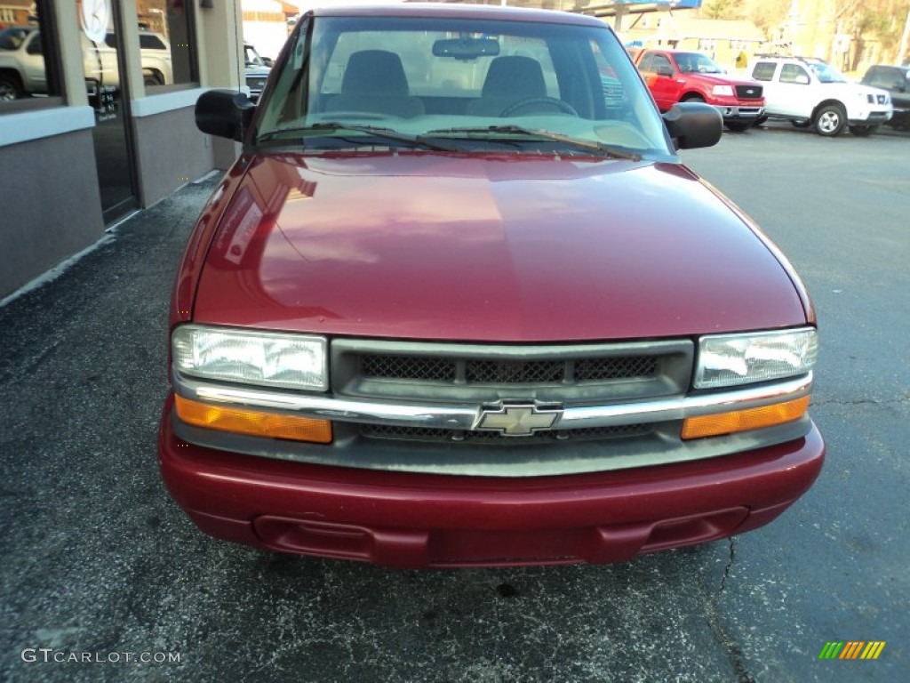 2000 S10 LS Extended Cab - Dark Cherry Red Metallic / Medium Gray photo #17