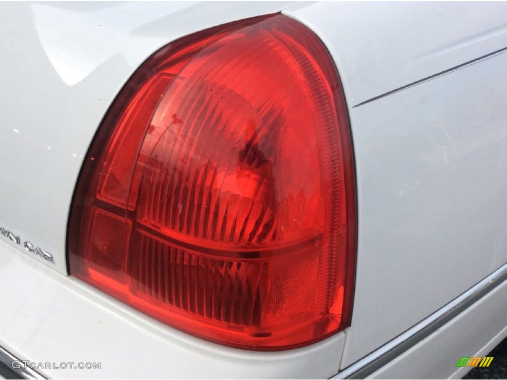 2009 Town Car Signature Limited - Vibrant White / Light Camel photo #20