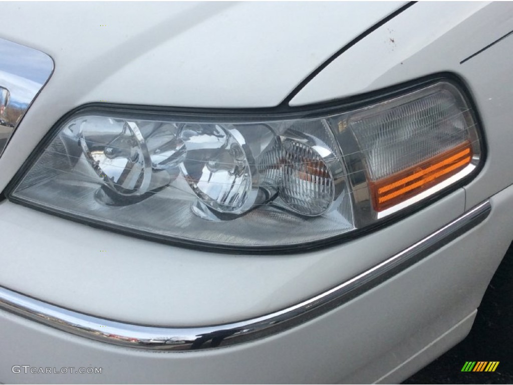 2009 Town Car Signature Limited - Vibrant White / Light Camel photo #27