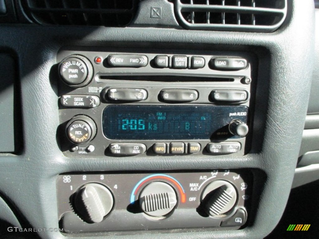 2002 S10 LS Crew Cab 4x4 - Summit White / Graphite photo #5