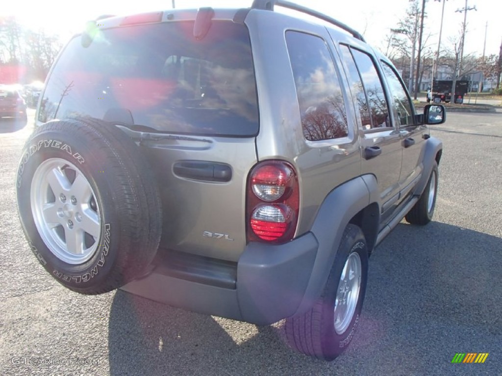 2005 Liberty Sport 4x4 - Light Khaki Metallic / Khaki photo #5