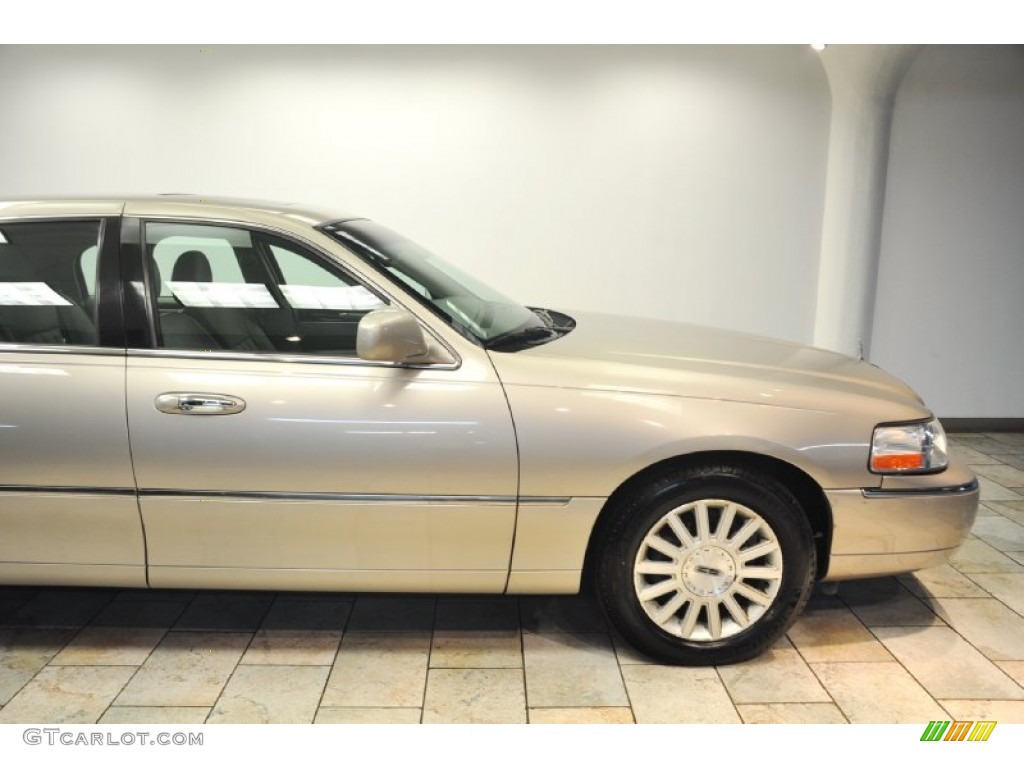 2003 Town Car Signature - Light Parchment Gold / Medium Dark Parchment/Light Parchment photo #9