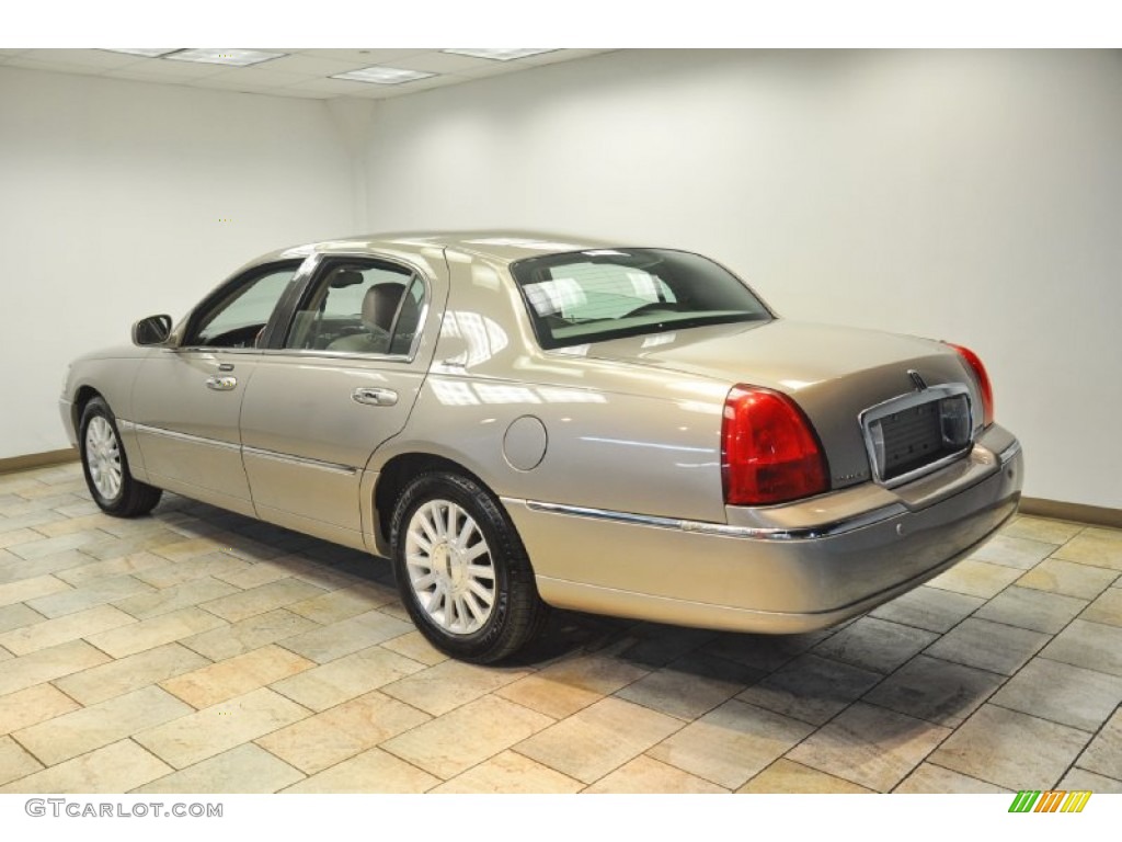 2003 Town Car Signature - Light Parchment Gold / Medium Dark Parchment/Light Parchment photo #68