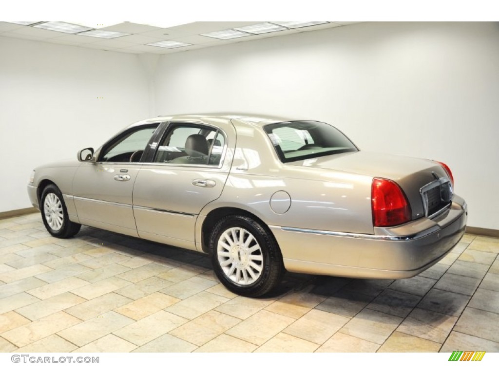 2003 Town Car Signature - Light Parchment Gold / Medium Dark Parchment/Light Parchment photo #69