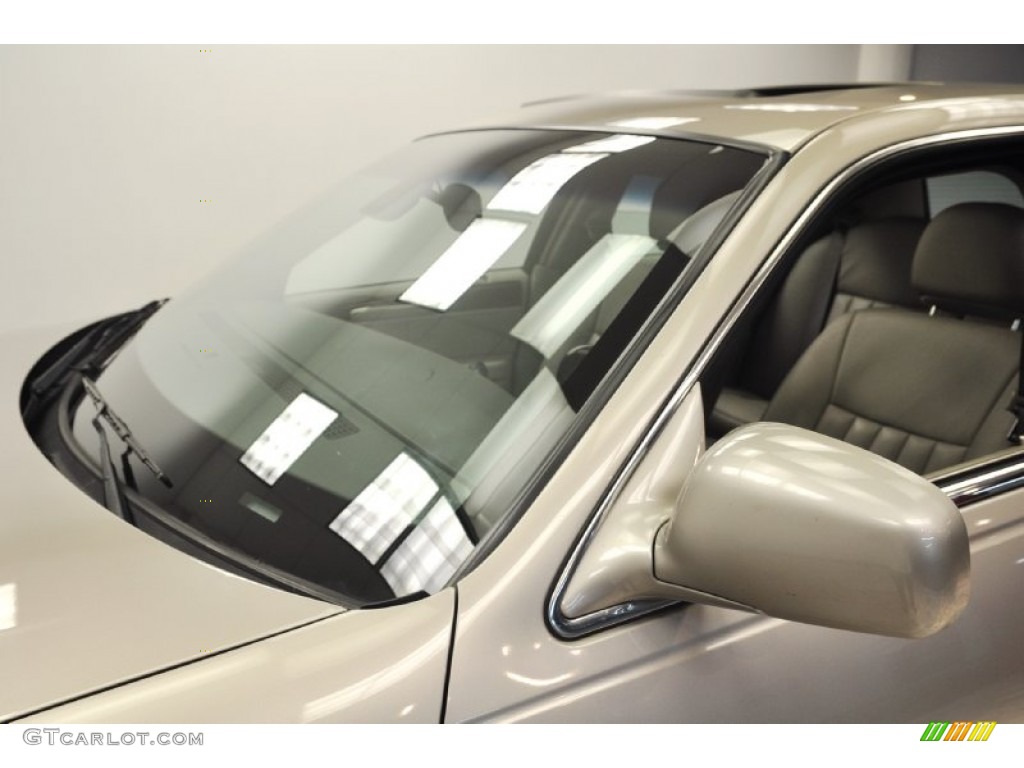 2003 Town Car Signature - Light Parchment Gold / Medium Dark Parchment/Light Parchment photo #75