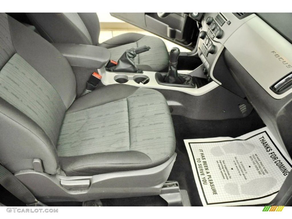 2008 Focus SE Coupe - Black / Charcoal Black photo #17