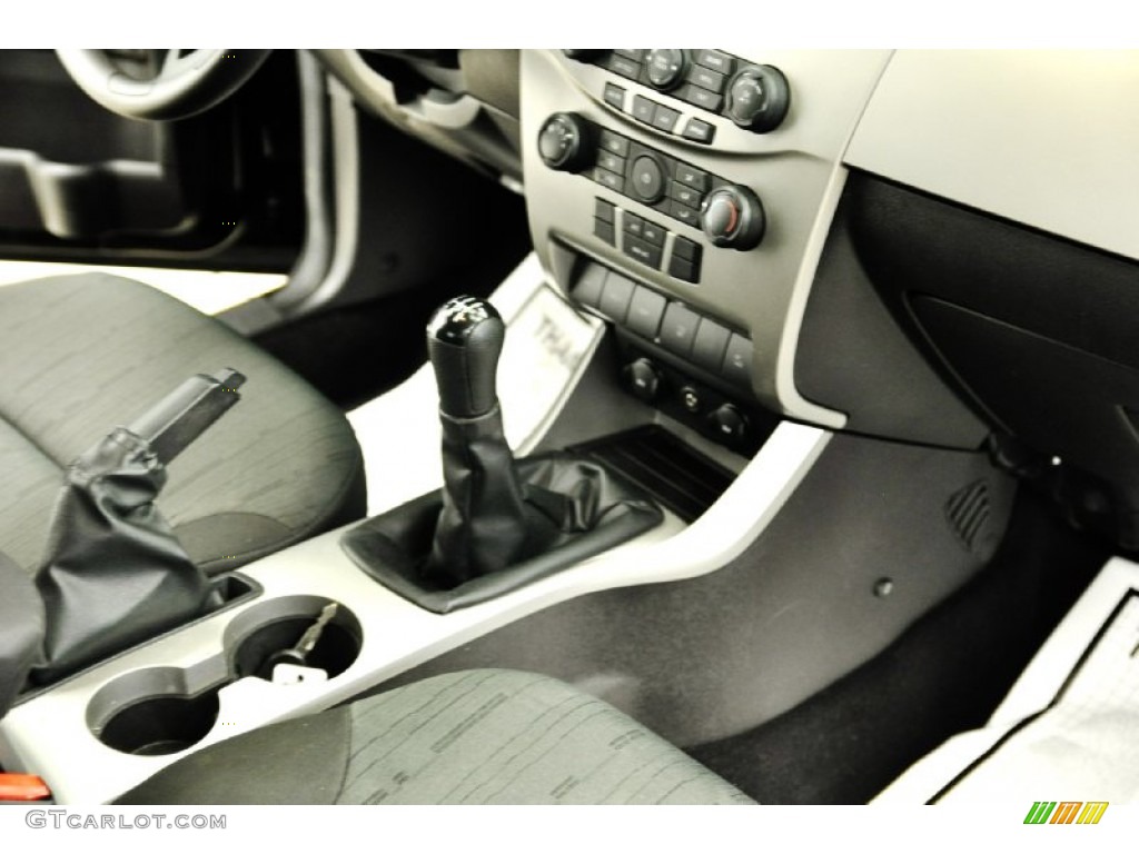 2008 Focus SE Coupe - Black / Charcoal Black photo #18