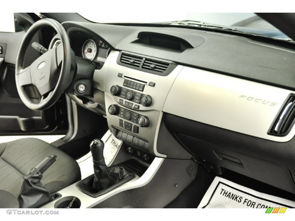 2008 Focus SE Coupe - Black / Charcoal Black photo #20