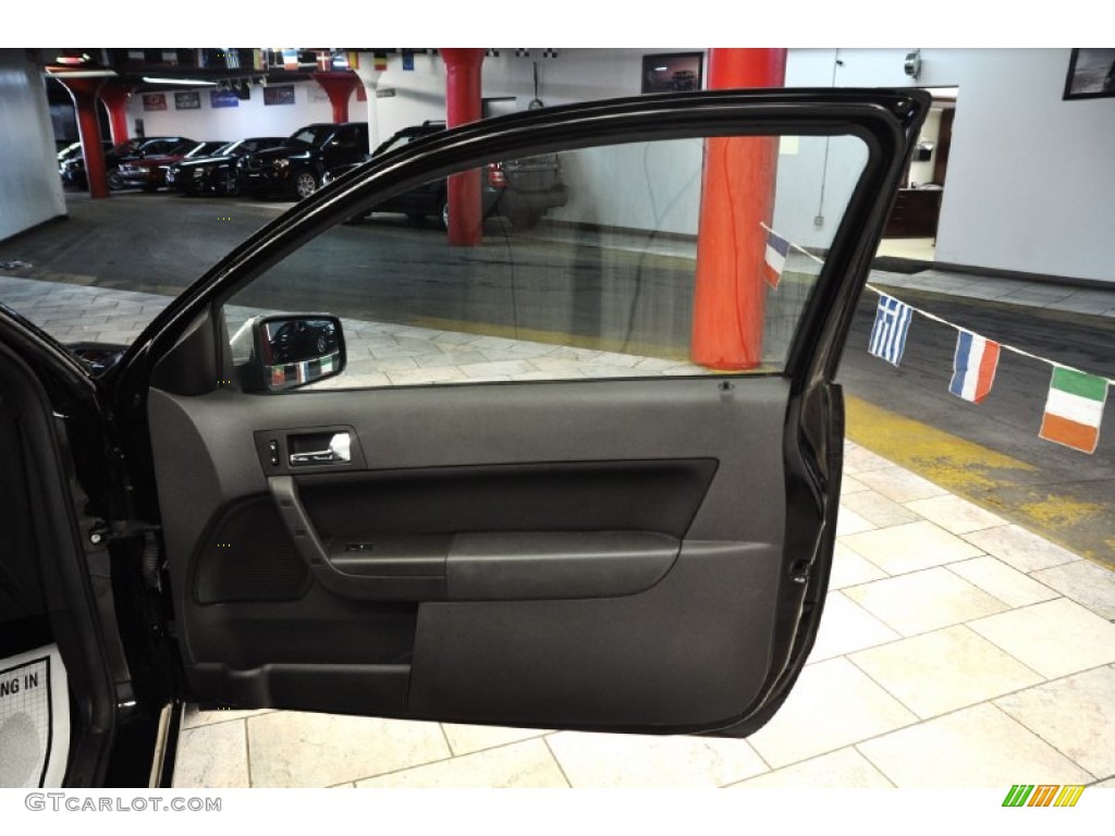 2008 Focus SE Coupe - Black / Charcoal Black photo #21