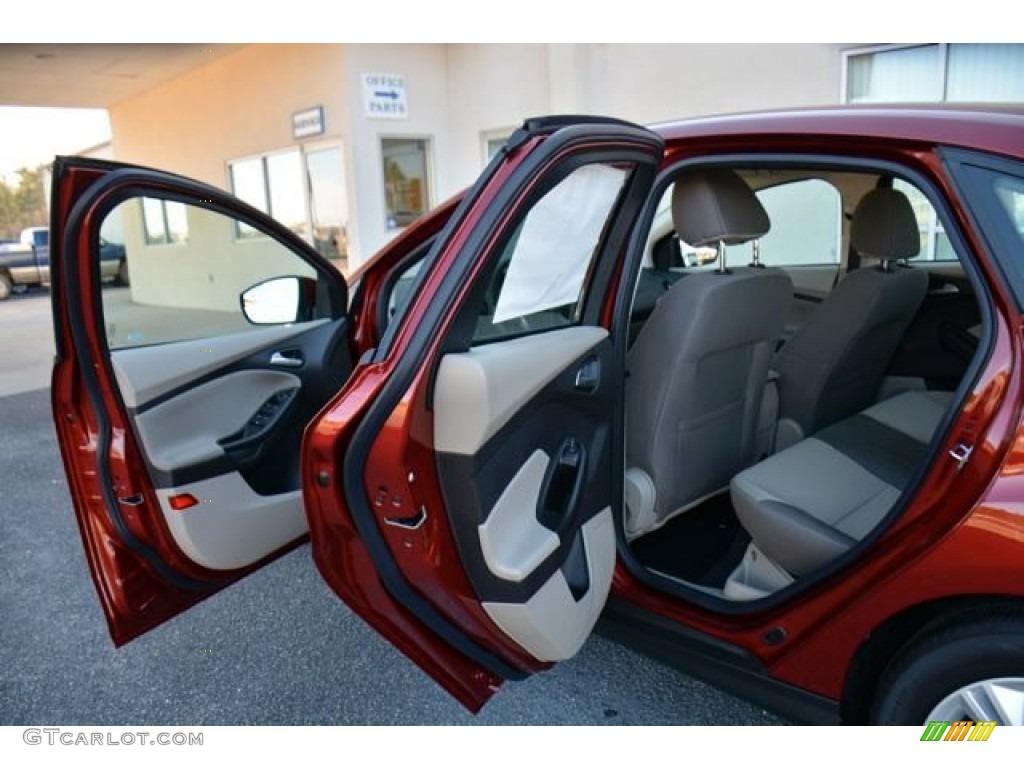 2014 Focus SE Sedan - Ruby Red / Charcoal Black photo #11