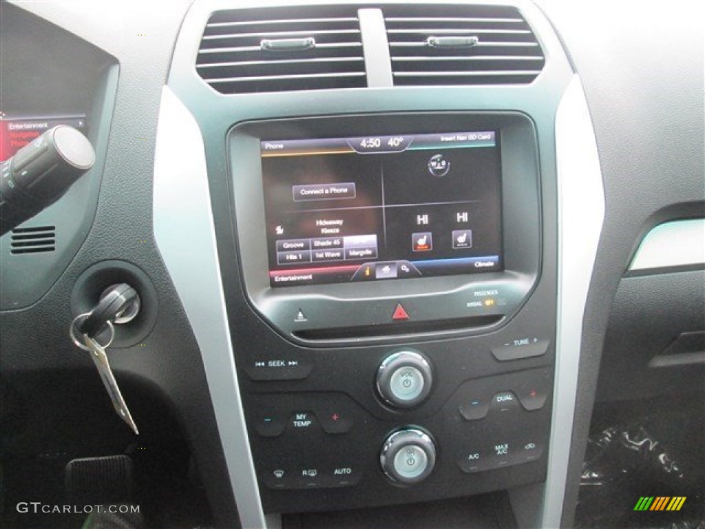 2015 Explorer XLT - Oxford White / Charcoal Black photo #26