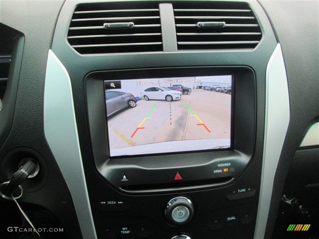 2015 Explorer XLT - Oxford White / Charcoal Black photo #30