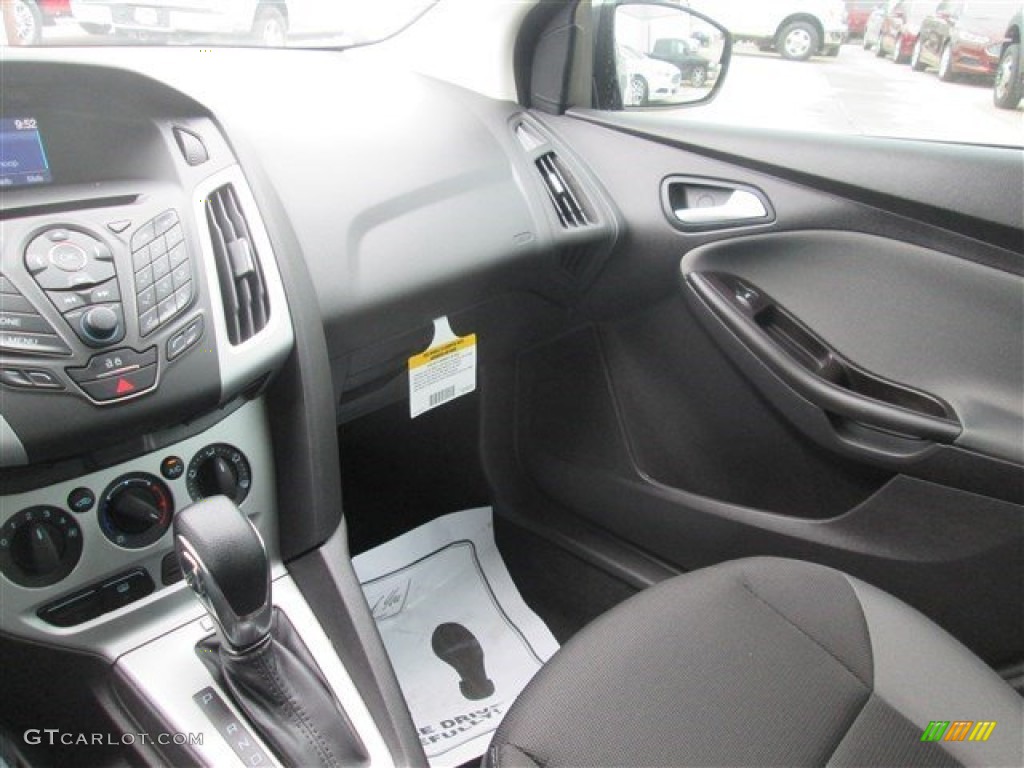 2014 Focus SE Sedan - Sterling Gray / Charcoal Black photo #19