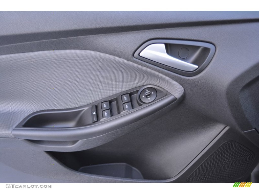 2014 Focus SE Sedan - Sterling Gray / Charcoal Black photo #5