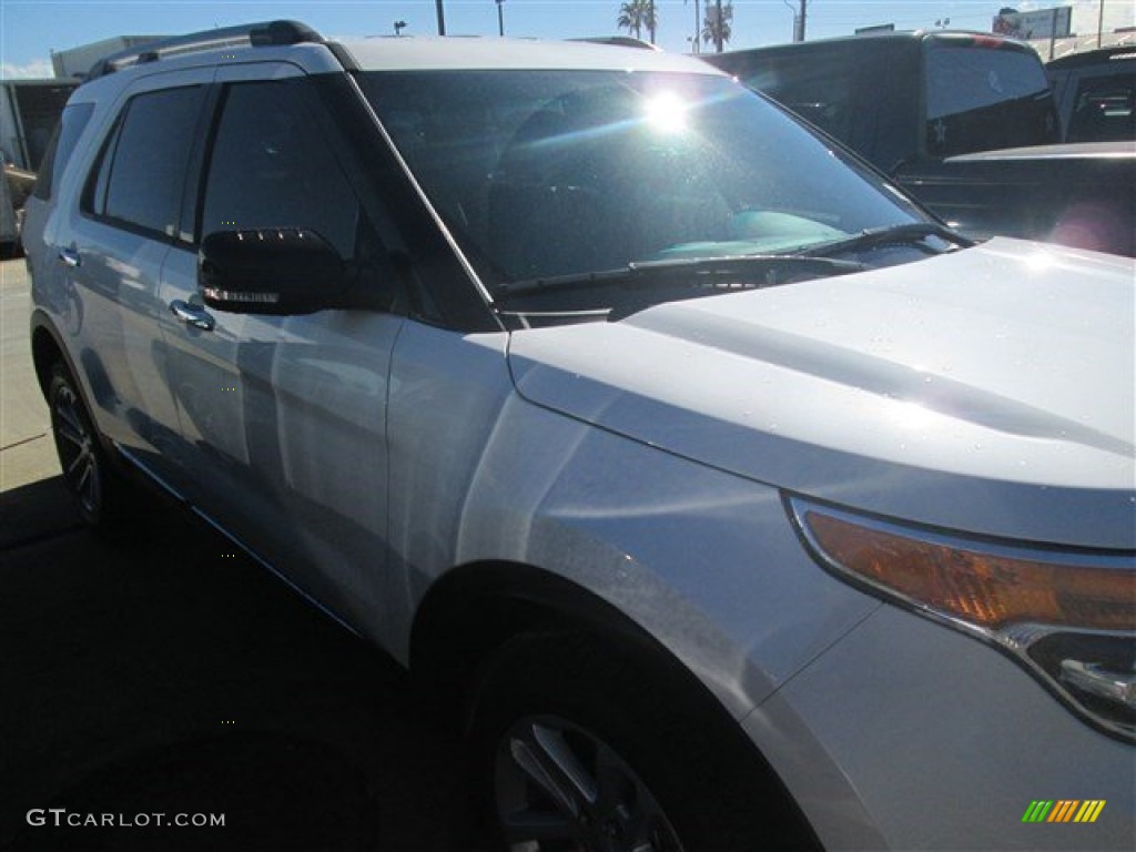 2015 Explorer XLT - White Platinum / Medium Light Stone photo #1