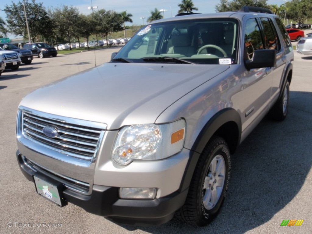 2007 Explorer XLT - Silver Birch Metallic / Camel photo #15